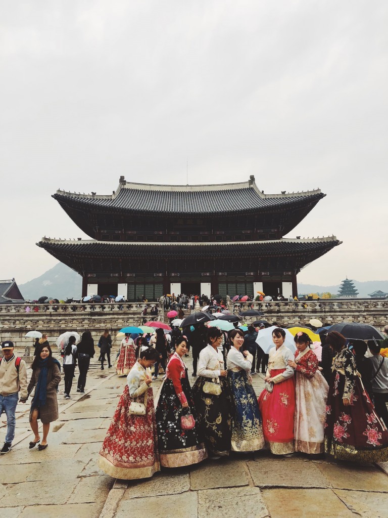 Sightseeing Seoulis, pildil rahvariietes kohalikud